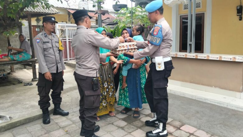 Peduli Gizi Balita, Polsek Kediri Rutin Bagikan Telur di Dusun Tinggar, Lombok Barat