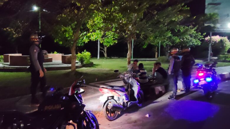 Jaga Kamtibmas, Polisi Rutin Patroli Malam di Desa Perampuan, Labuapi