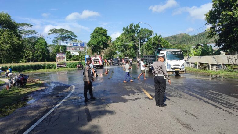 Kolaborasi Polsek Gerung dan Damkar Bersihkan Tumpahan Solar di Simpang Lima Patung Koperasi
