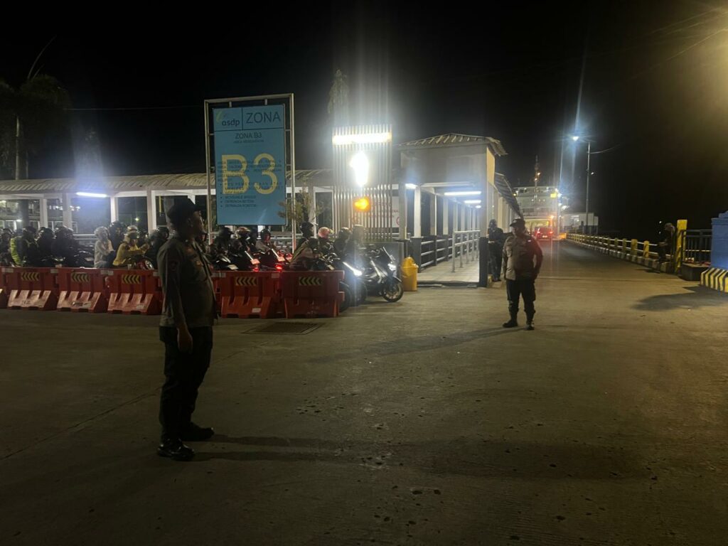 KMP Muryati Berlayar Aman, Polsek Lembar Kawal Ketat Proses Pemuatan Kendaraan dan Penumpang
