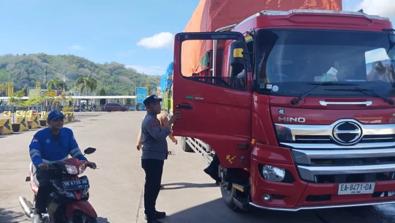 Polsek Kawasan Pelabuhan Lembar Kawal Bongkaran KMP Trimas Laila Tanpa Kendala