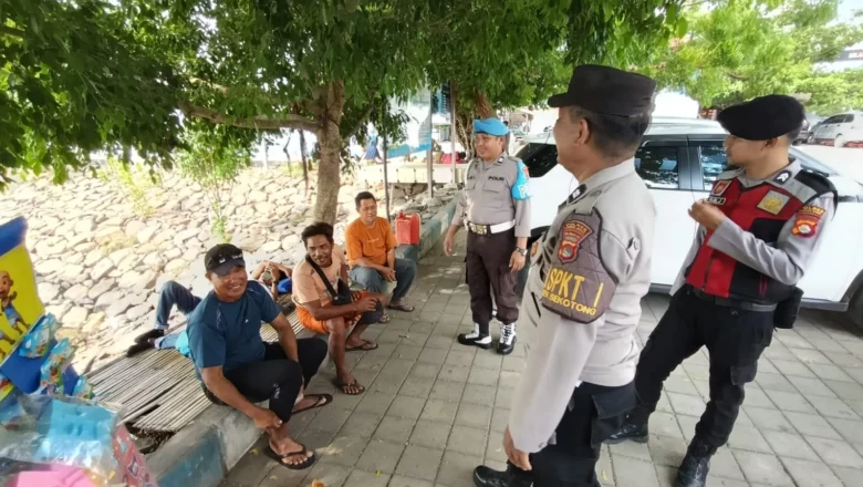 Kolaborasi Polisi dan Penjaga Parkir Jaga Keamanan Senggigi Tetap Kondusif