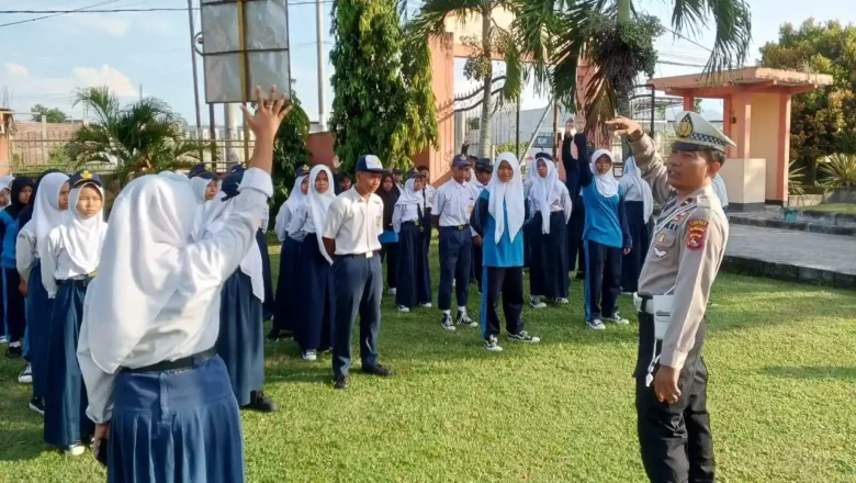 Pelajar SMPN 1 Labuapi Dibentuk Jadi Garda Disiplin Lalu Lintas