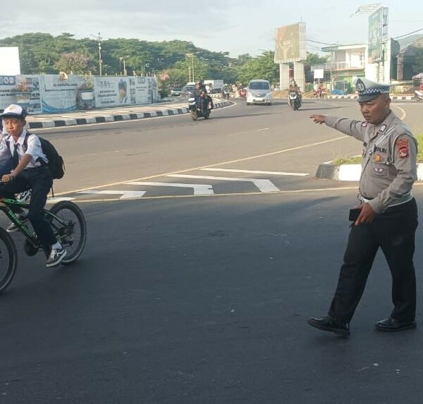 Cegah Kemacetan, Polisi Atur Lalu Lintas Jam Sibuk di Bundaran GMS Lobar