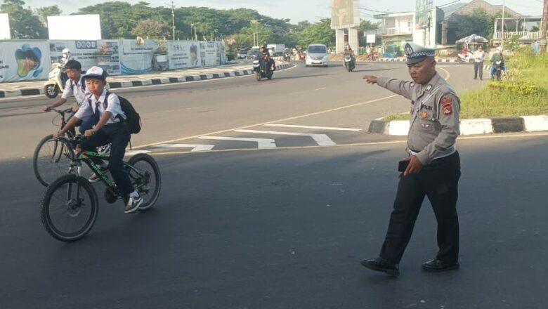 Cegah Kemacetan, Polisi Atur Lalu Lintas Jam Sibuk di Bundaran GMS Lobar