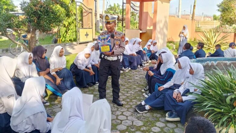 Cegah Kecelakaan, Polres Lobar Sasar Pelajar SMPN 1 Labuapi