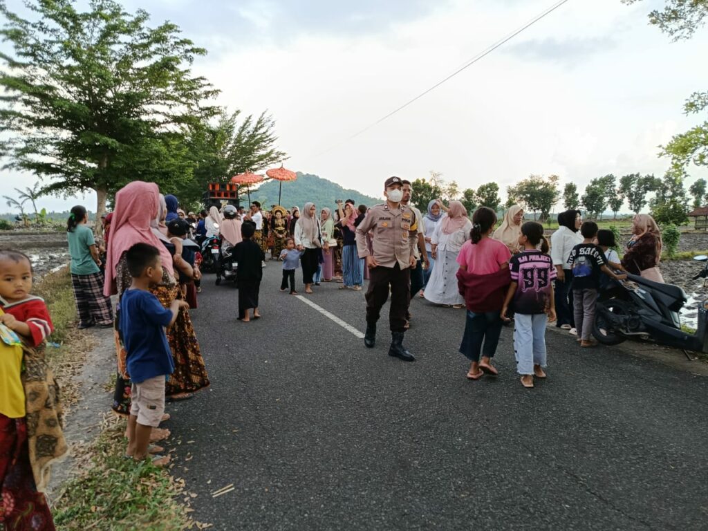Nyongkolan Suku Sasak di Kuripan: Polisi Urai Kepadatan Lalin