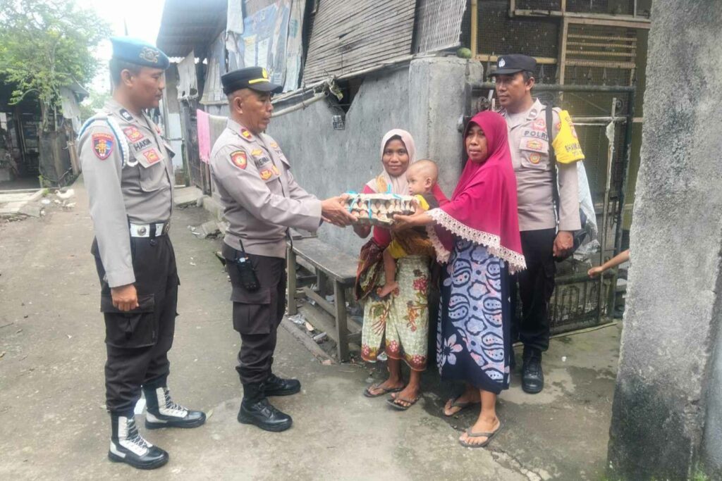 Model Kemanusiaan: Polsek Kediri Donasikan Telur 132 Minggu