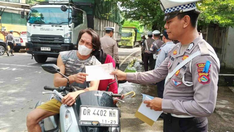 Operasi Zebra Rinjani 2025: Polres Lobar Edukasi Pengendara di Simpang Segenter