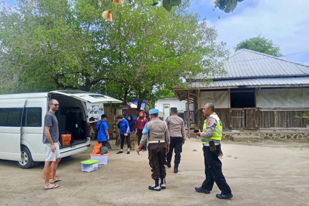 Patroli Dialogis Polsek Sekotong Sasar Wisatawan Pesisir Pantai