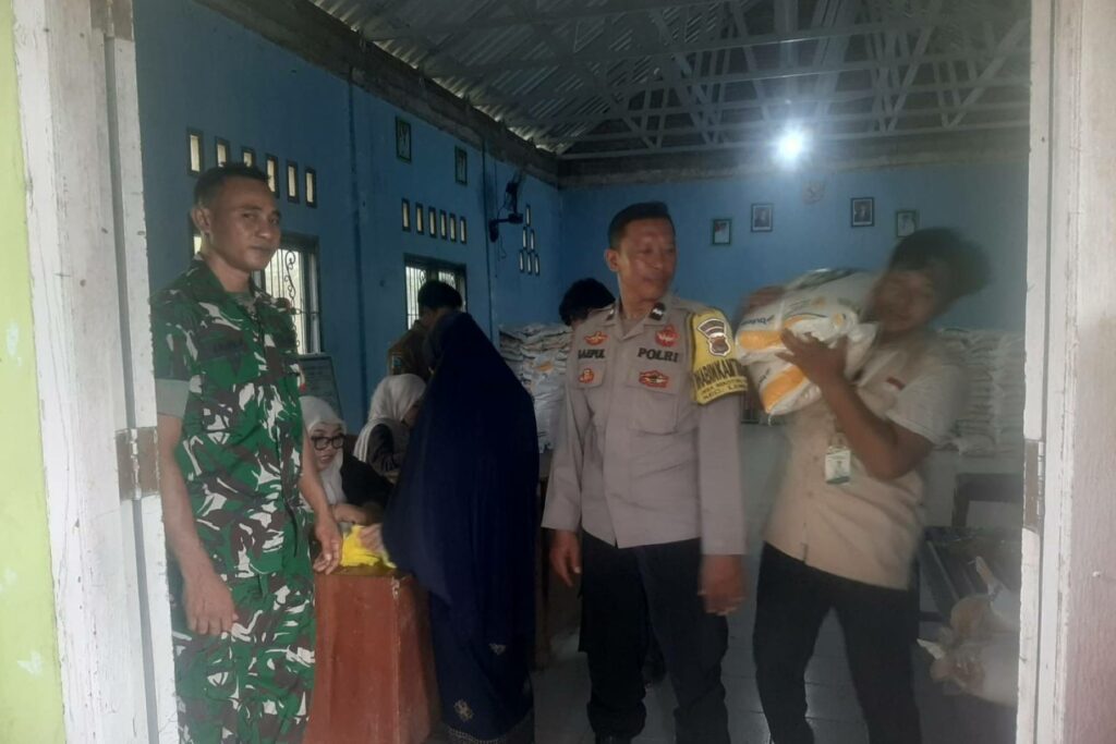Sukses! 817 Warga Lombok Barat Terima Bantuan Pangan Dikawal Polisi