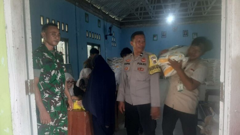 Aman dan Terkendali: Polisi Kawal Penyaluran Beras-Minyak Goreng di Sekotong Timur
