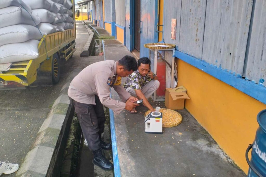 Bhabinkamtibmas Labuapi Amankan Penyerapan Jagung 1 Ton