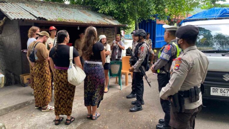 Polisi Dialogis Sapa Wisatawan Mancanegara di Pura Batu Bolong