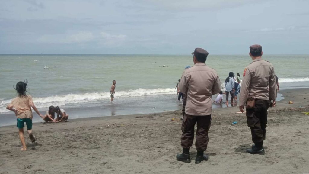 Polisi Perketat Keamanan Pantai Cemare Lombok Barat