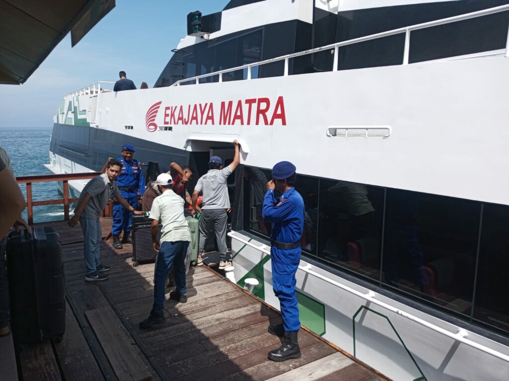 Amankan Wisatawan, Sat Polairud Jaga Ketat Pelabuhan Senggigi