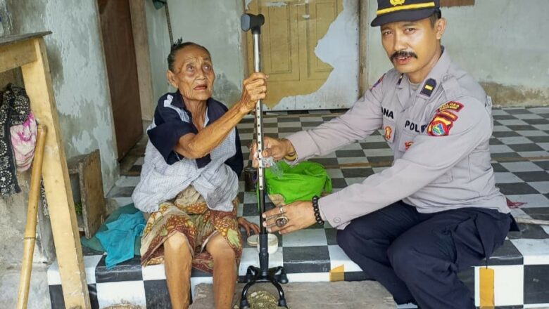 Polres Lombok Barat Salurkan Bantuan Tongkat di Desa Jakem