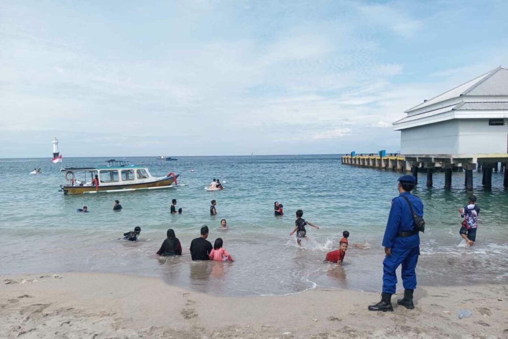 Pantai Senggigi Dijaga Ketat, Polisi Imbau Keselamatan Wisatawan