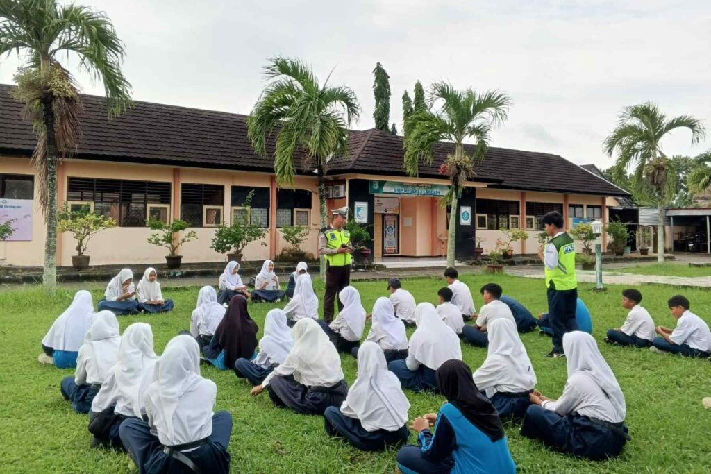 Sat Lantas Polres Lobar Latih PKS SMPN 1 Labuapi