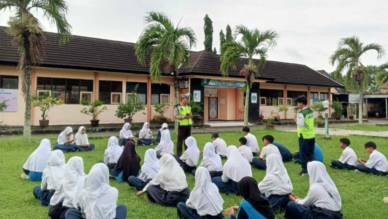 Sat Lantas Polres Lobar Latih PKS SMPN 1 Labuapi