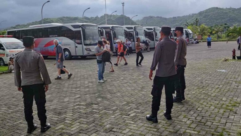 Awal Tahun 2026, Kapal Pesiar MS Regatta Bawa 620 Wisman ke Lombok