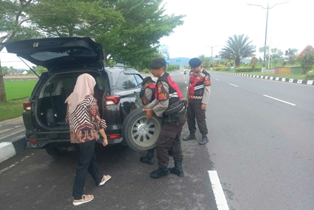 Aksi Humanis Sat Samapta Polres Lobar Bantu Warga Ganti Ban di By Pass BIL II