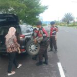 Aksi Humanis Sat Samapta Polres Lobar Bantu Warga Ganti Ban di By Pass BIL II