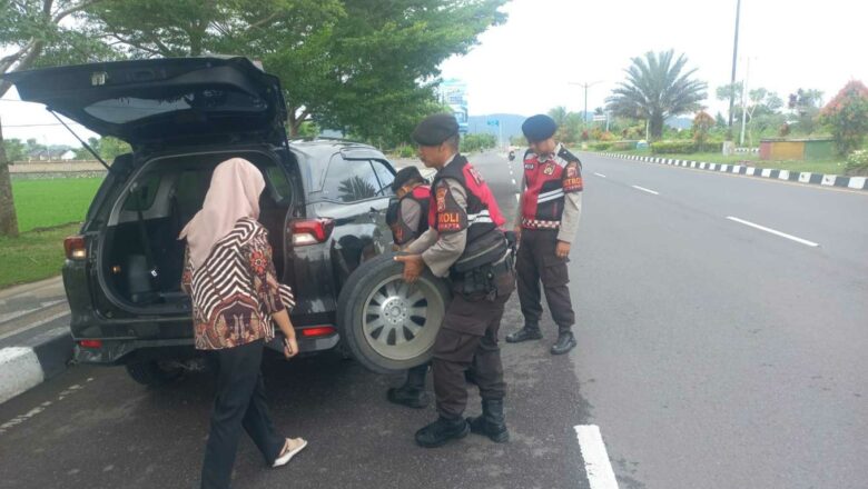 Aksi Humanis Sat Samapta Polres Lobar Bantu Warga Ganti Ban di By Pass BIL II