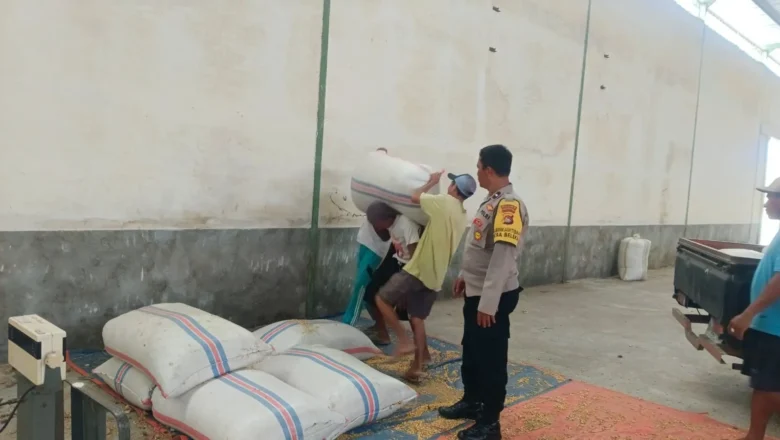 Polri Kawal Distribusi Jagung di Lombok Barat