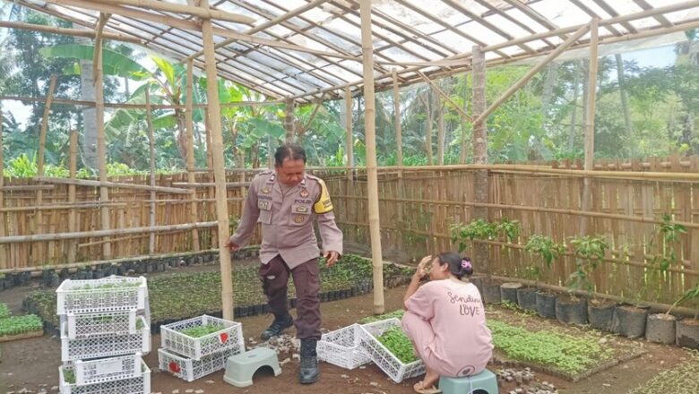 Bhabinkamtibmas Polres Lobar Kawal Ketahanan Pangan di Dusun Kondak