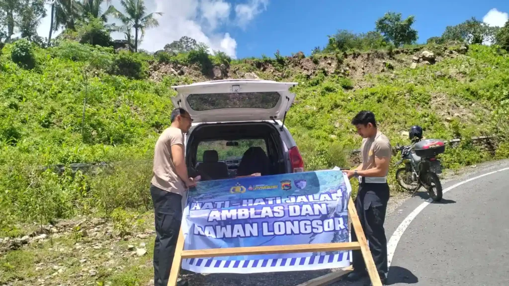Jalan Amblas di Buwun Mas, Satlantas Polres Lobar Pasang Spanduk Imbauan