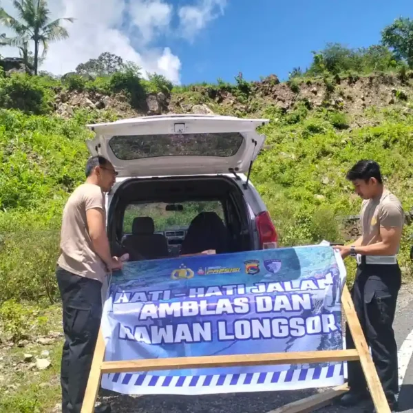 Cegah Kecelakaan, Polres Lombok Barat Mitigasi Jalur Amblas di Sekotong