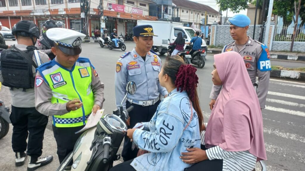 Satlantas Polres Lobar Edukasi Pengendara di Simpang Kediri