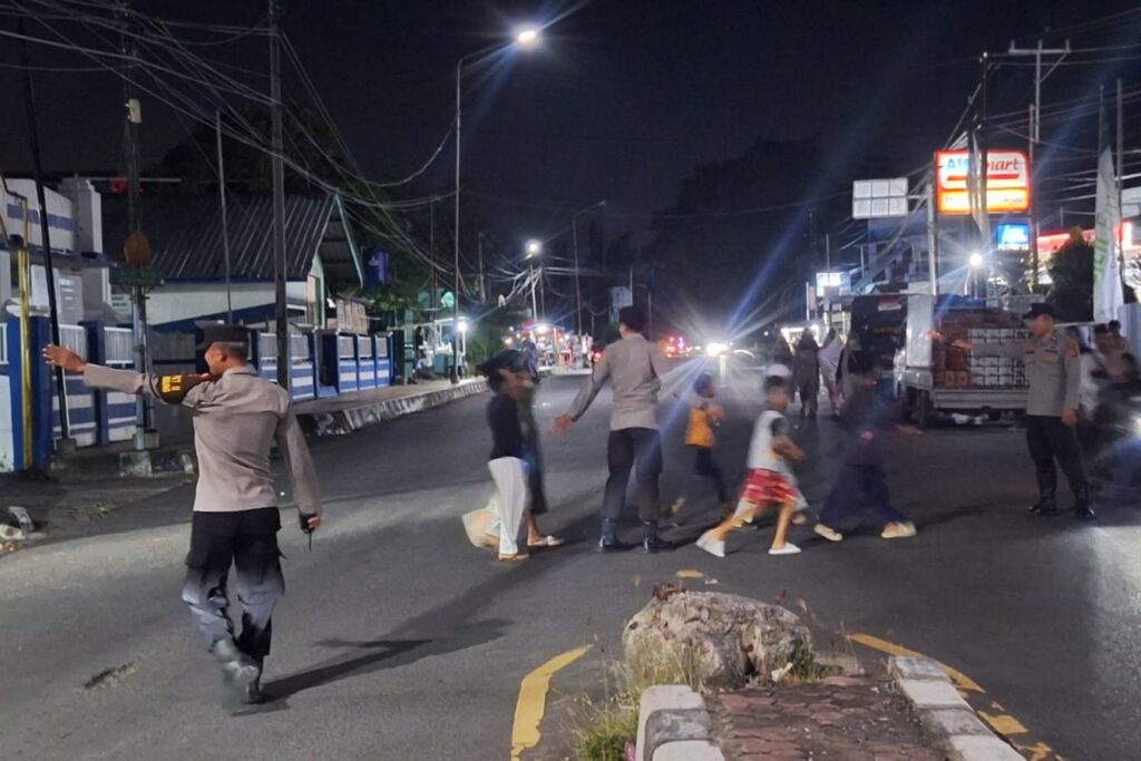 Lalu Lintas Lancar, Polsek Gerung Kawal Salat Tarawih