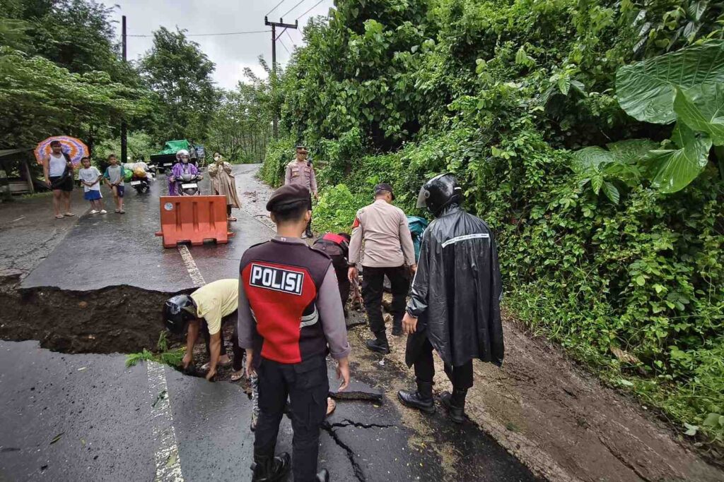 Jalan amblas, Sekotong Lombok Barat, Cuaca ekstrem NTB, Polsek Sekotong, Desa Buwun Mas, Jalur alternatif Sekotong, Berita Lombok Barat