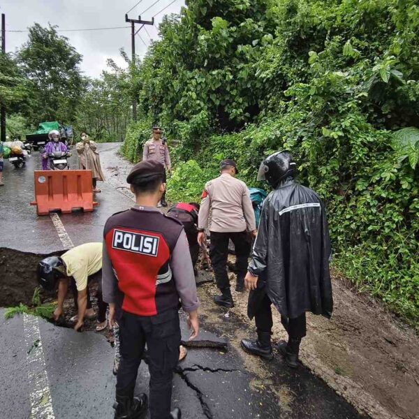 Cuaca Ekstrem, Jalan Penghubung Desa di Sekotong Lombok Barat Amblas